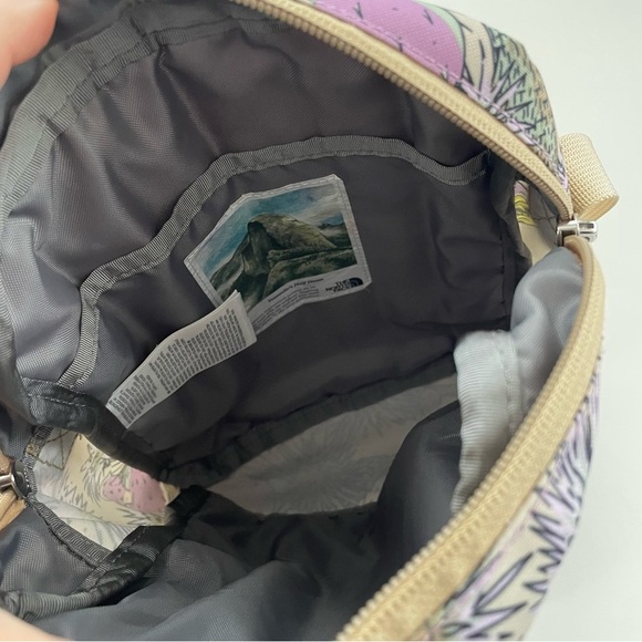 The North Face Berkeley Field Crossybody Bag Purse Purple Floral Print - Picture 8 of 9
